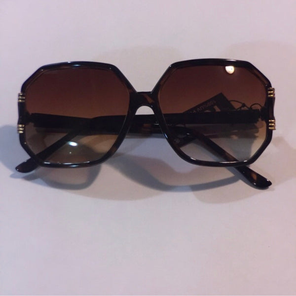 Square shape sunglasses with gold trim